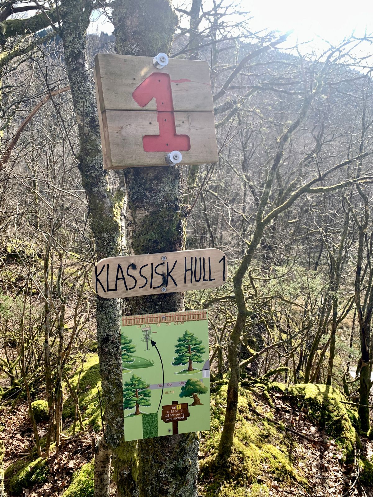 Tee sign på første hull