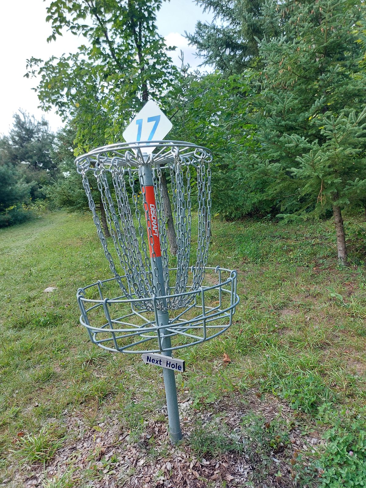 Putting on hole 18.🍁🌳🍁🌳