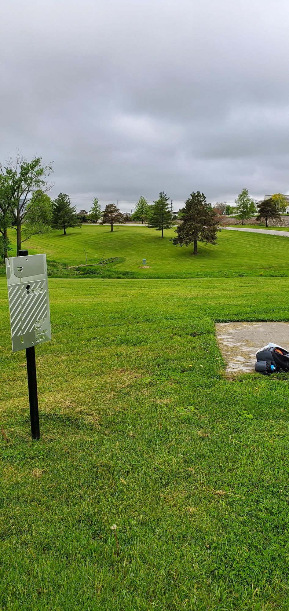 Hole 1. Downhill island.