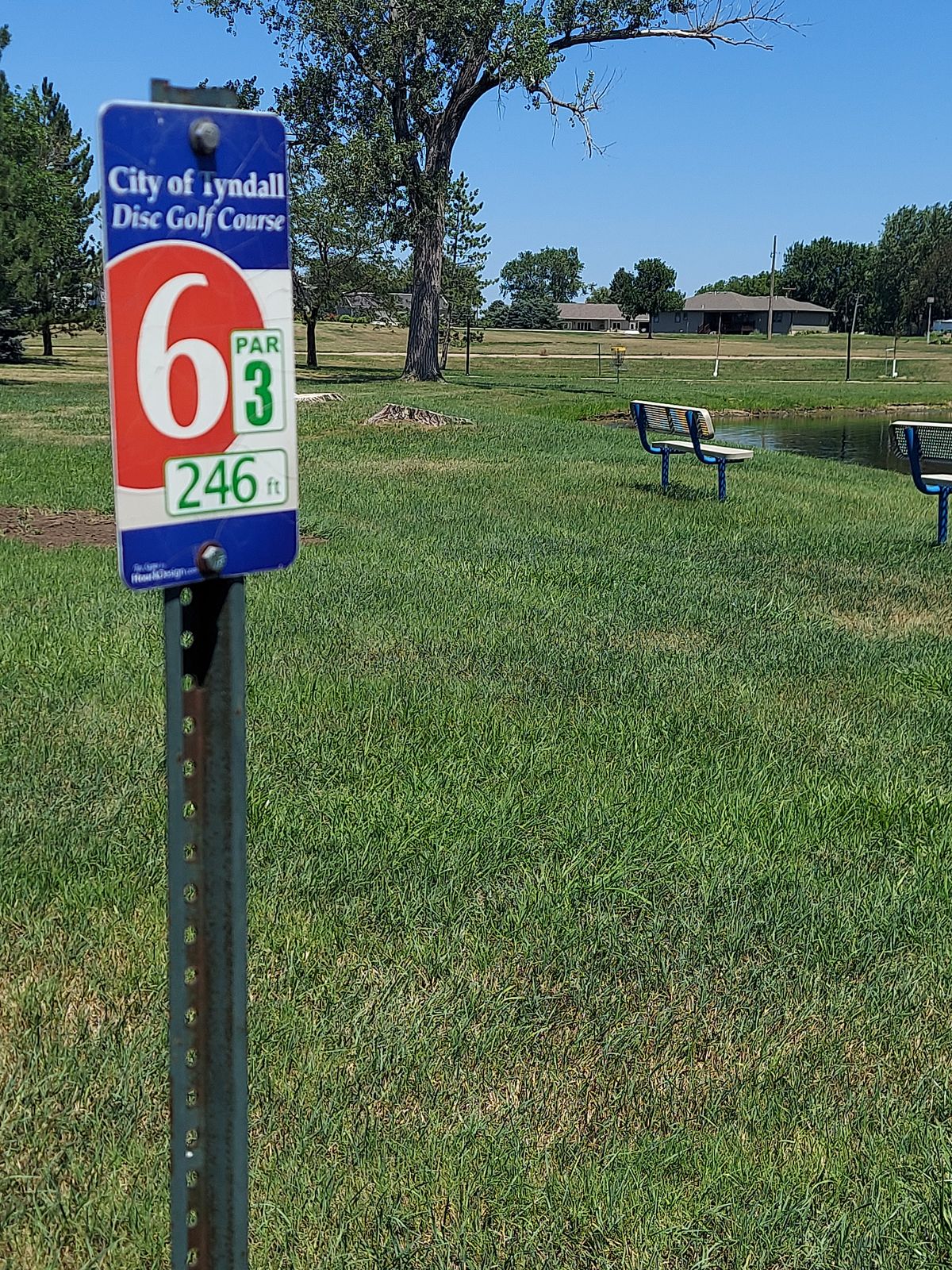 Hole 6 teepad, focus on par sign