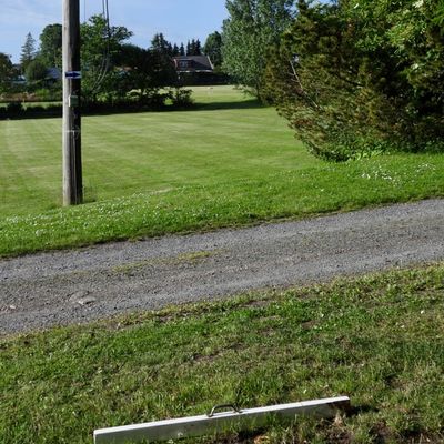 Teeplats
Discen måste passera till höger om stolpen.
