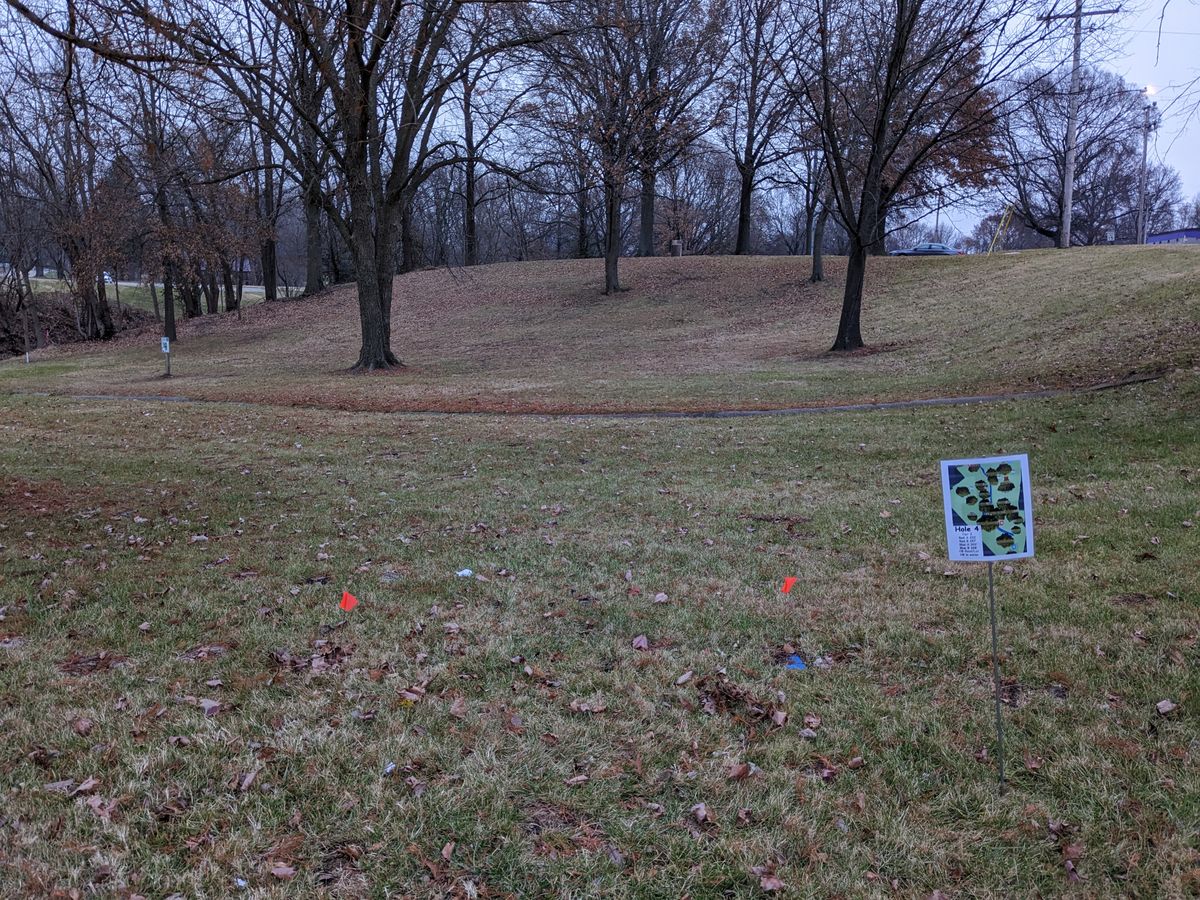 New Hole 4 blue/white tee