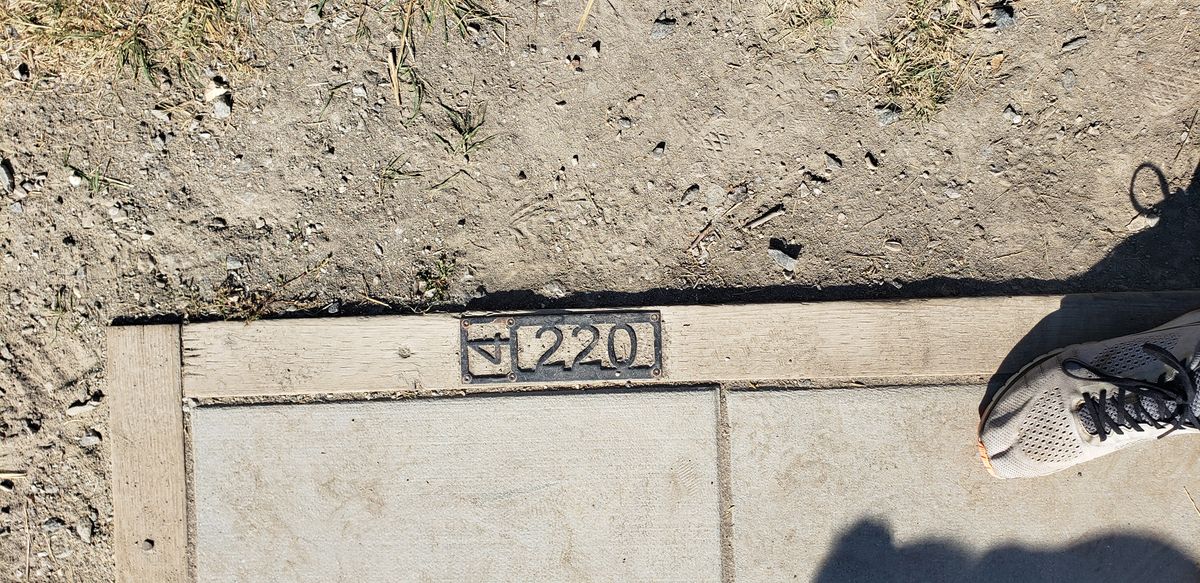 Hole marker and distance in feet