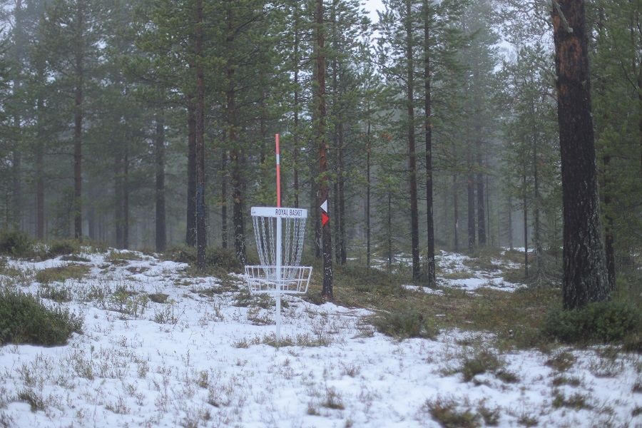 Korg på bana 4 och vägvisarpilar mot teer på bana 5. Oktober 2024.