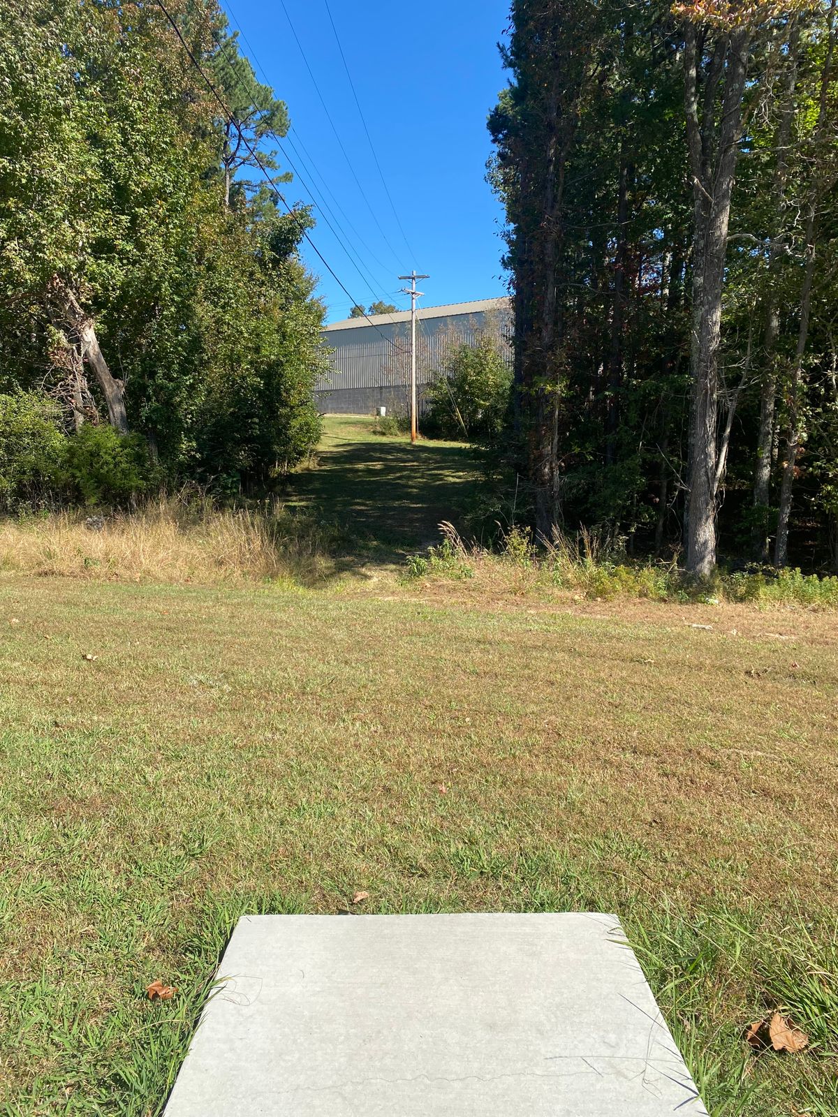 Hole 4 tee pad (red/white)