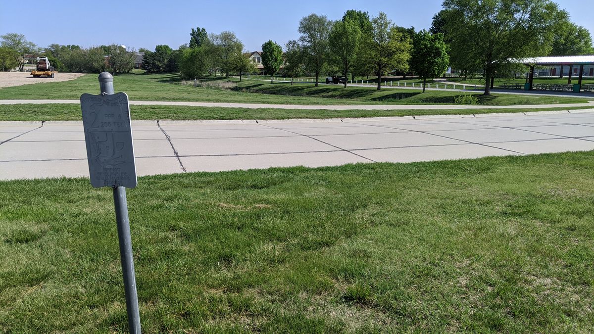 Tee 2 sign