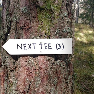 Tydliga markeringar till nästa tee