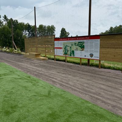 Infotavla vid uppvärmningsytan och hål 1