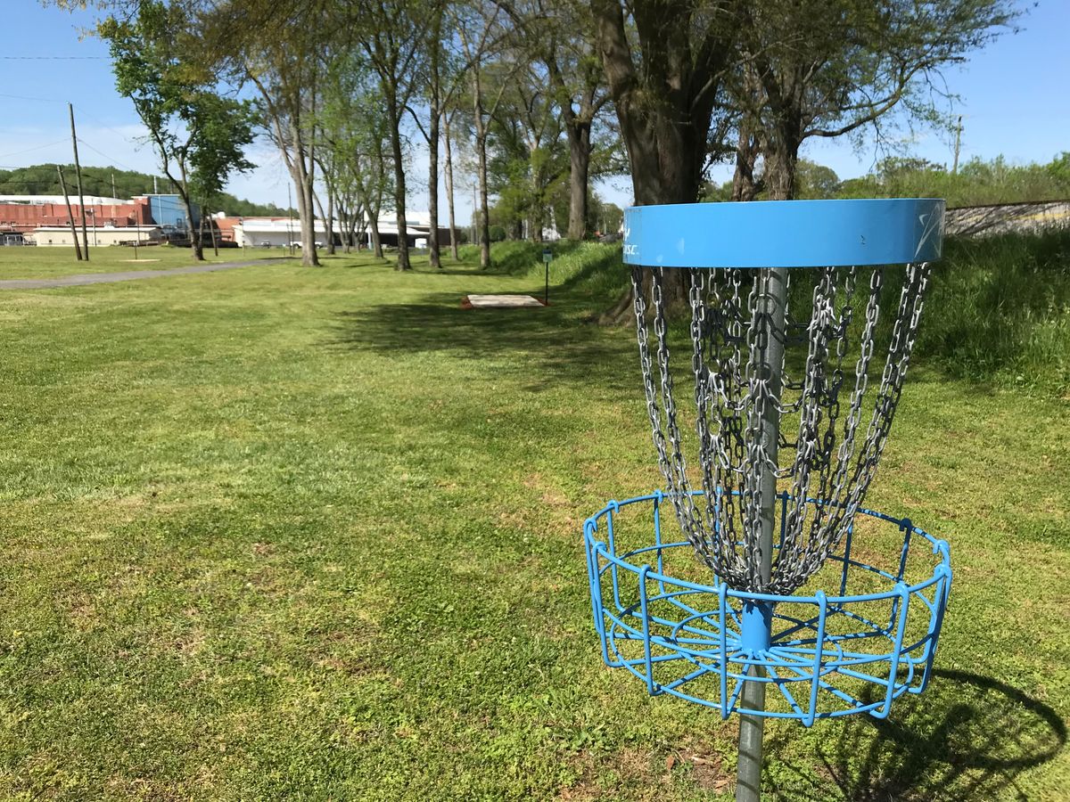 No. 14 basket. Next tee straight ahead.
