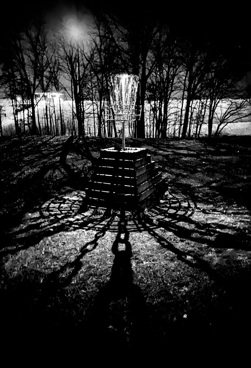 You don’t NEED a light on the basket for glow but it sure makes for some dreamy shadows ⛓️ hole 5 obv