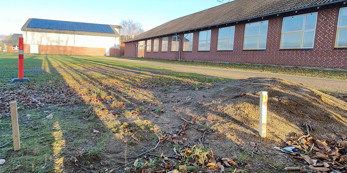 Tee 9 - Hele bygningen i højre side fra tee er OB. Du tilskrives en straf pr. gang du evt. rammen bygningen. Du spiller videre fra hvor du lander.