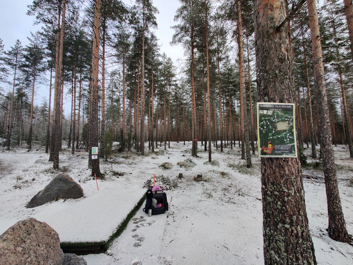 Väylä 1. ja talvilayoutin ratakartta löytyy heti parkkipaikan kupeesta.