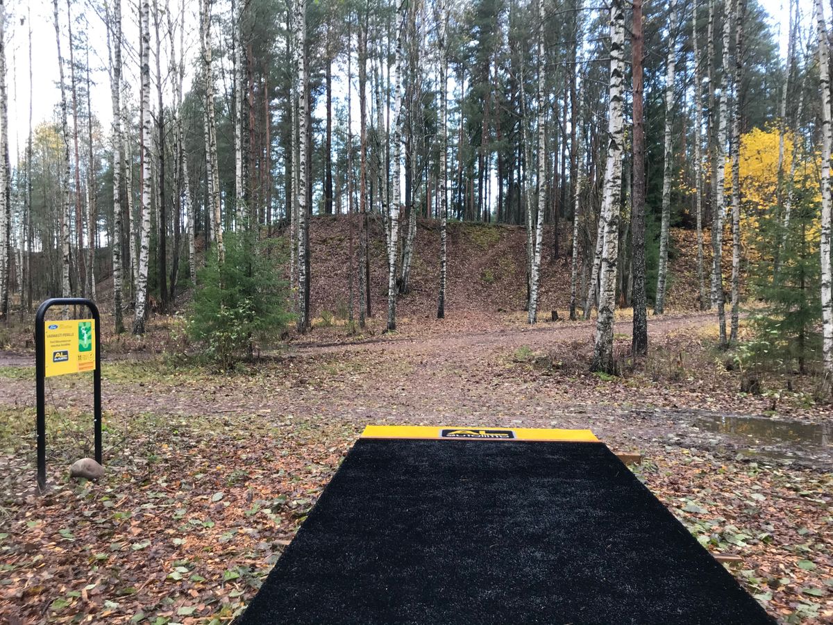 11-väylä: 59m, Par3 (heitetään ylämäkeen ja väylä kaartaa lievästi vasemmalle. Korin näkee Tiiltä)