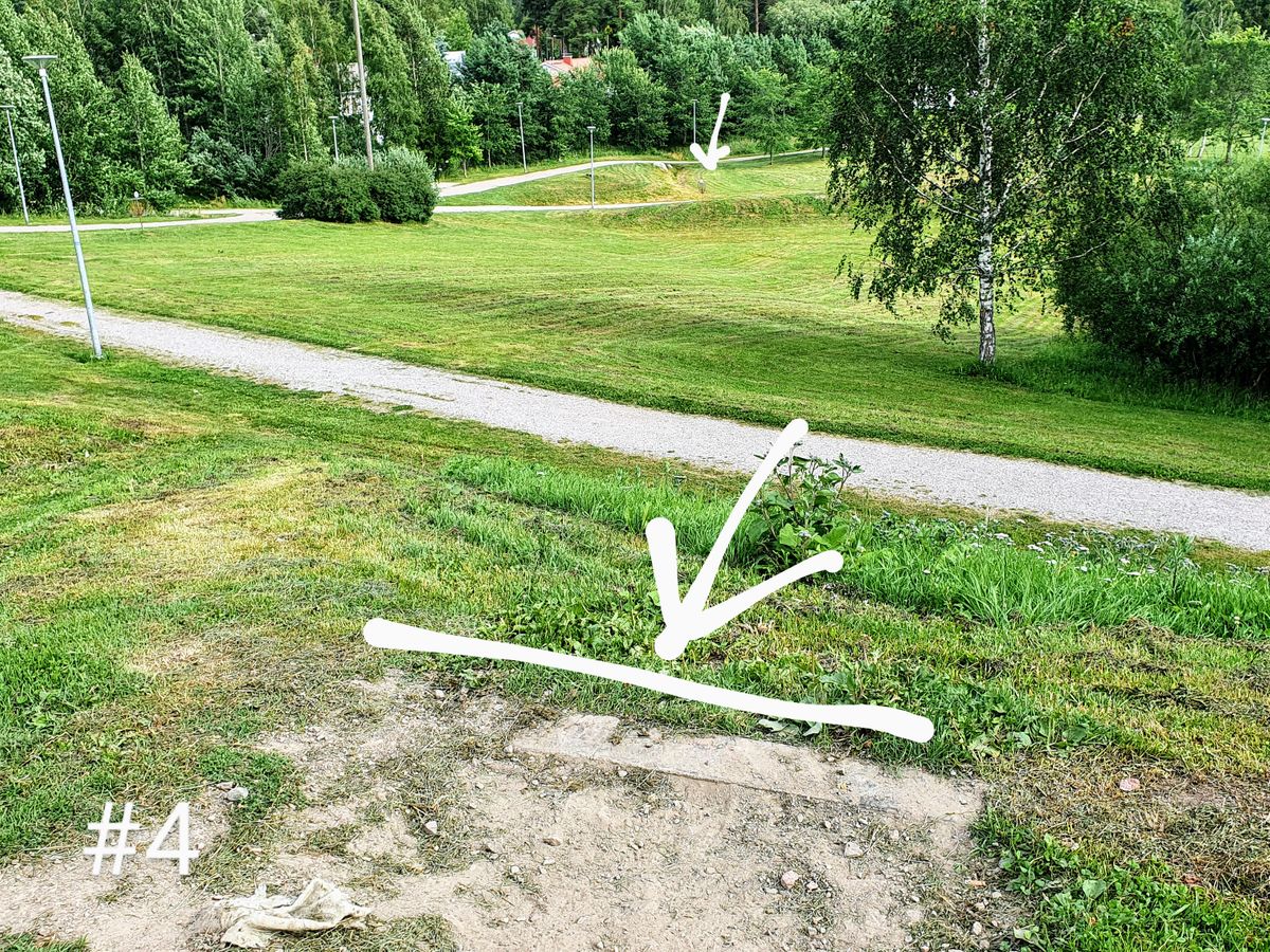 Some marker still for this tee #4. Nice downhill throw.