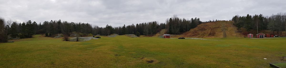 Utsikt från tee. View from tee. Vista desde el tee. 从发球区的景色.
Hål 1. Hole 1. Hoyo 1. 第1洞.