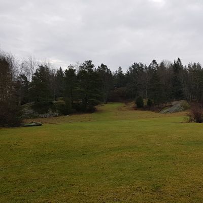 Utsikt från tee. View from tee. Vista desde el tee. 从发球区的景色.
Hål 1. Hole 1. Hoyo 1. 第1洞.
