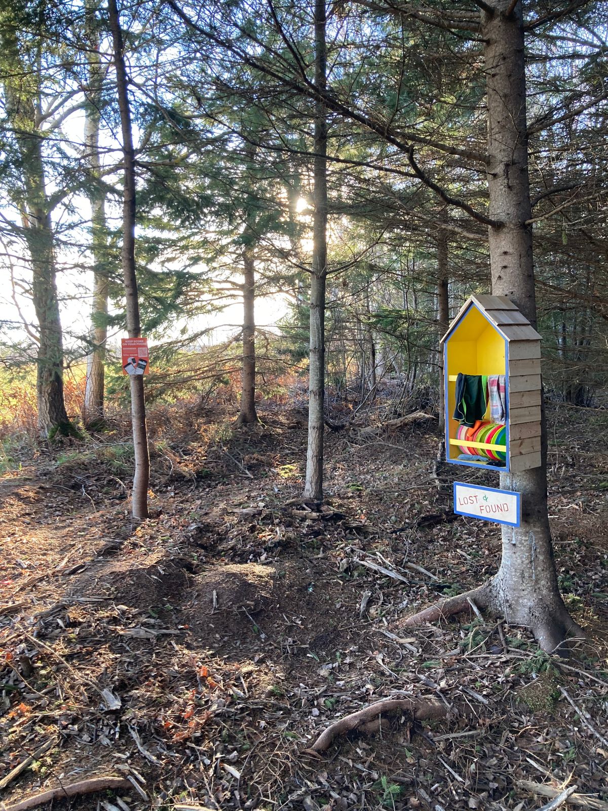 A lost and found “house”, located behind the tee of hole 1.