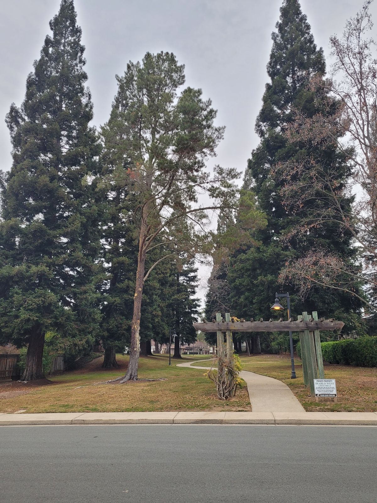 Entrance to Greenbelt (Hole 1 tee to the right)