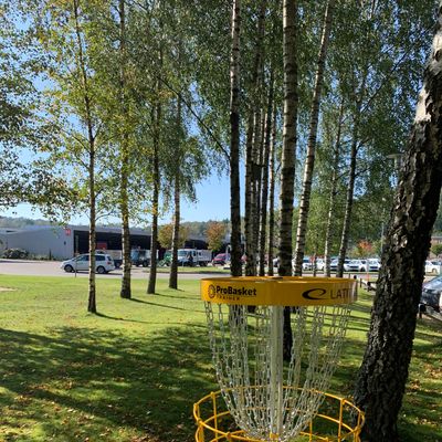 Basket and narrow fairway on hole 1