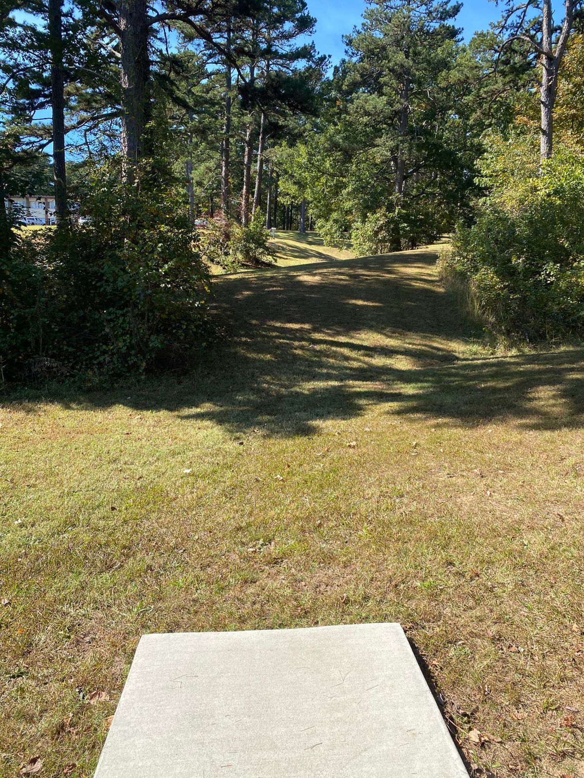 Hole 13 tee pad (red/white)