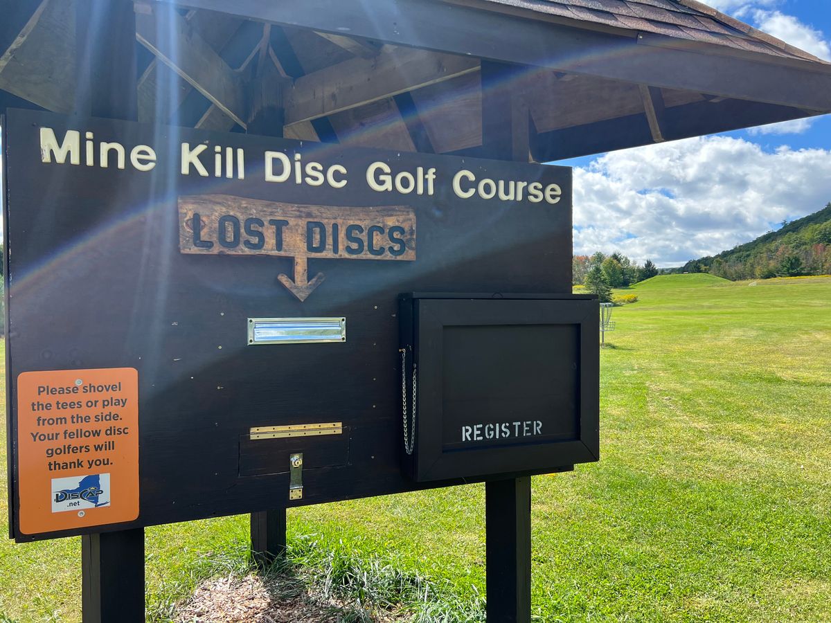 Welcome kiosk with score cards, lost disc box and registry .