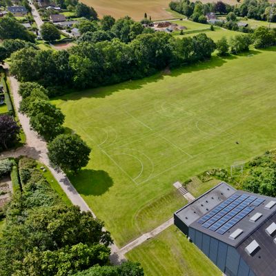 Oversigt over hul 7-9 (kurv ved beplantning direkte overfor bakken ved huset)