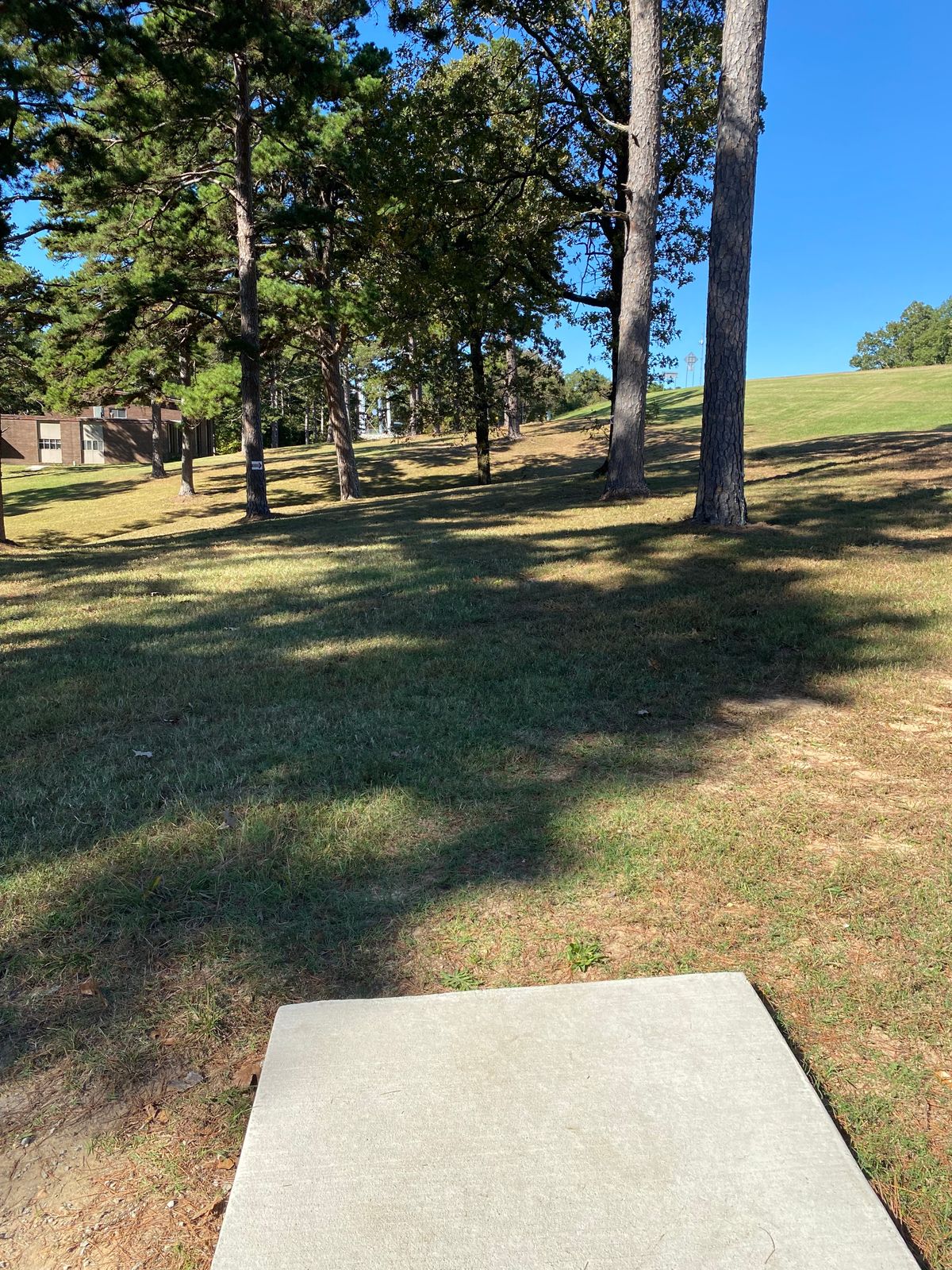 Hole 7 tee pad (red/white)