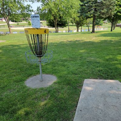 Hole 5. Tee pad for next hole is next to previous basket. Small tee pads