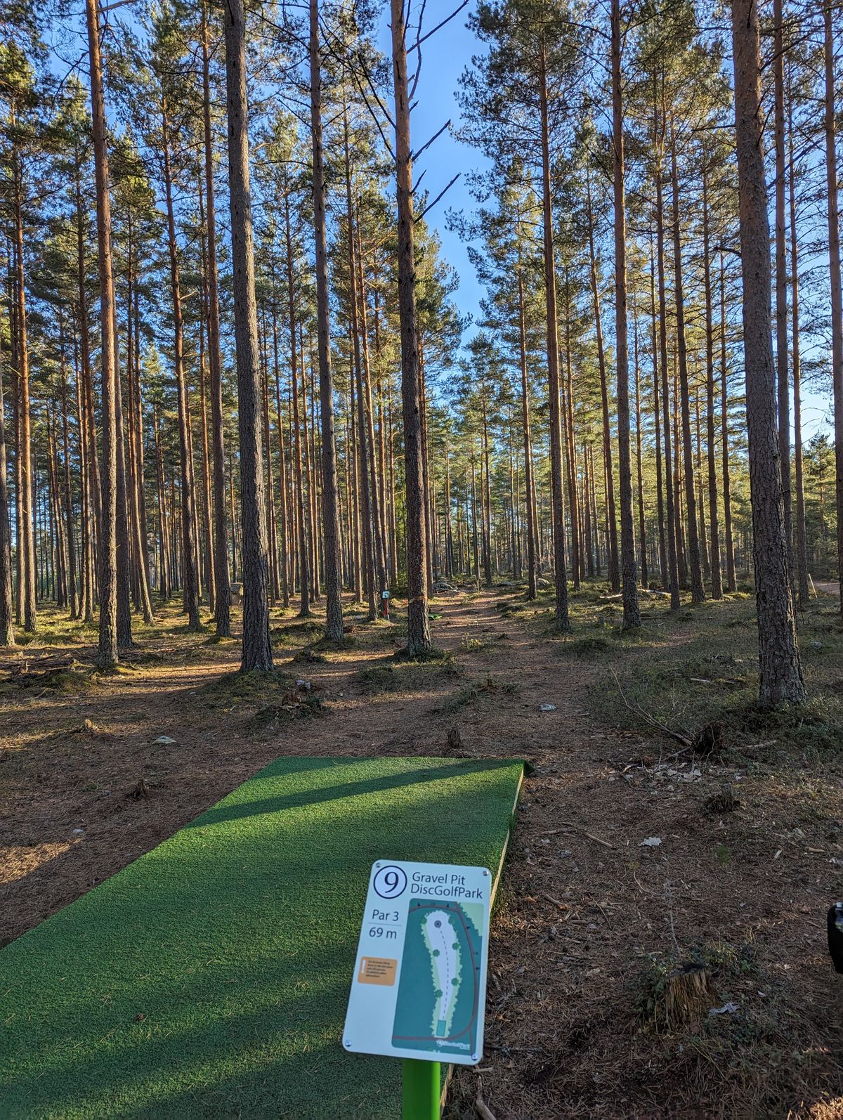 Hole 9. Long tee at Gravel Pit Discgolfpark.