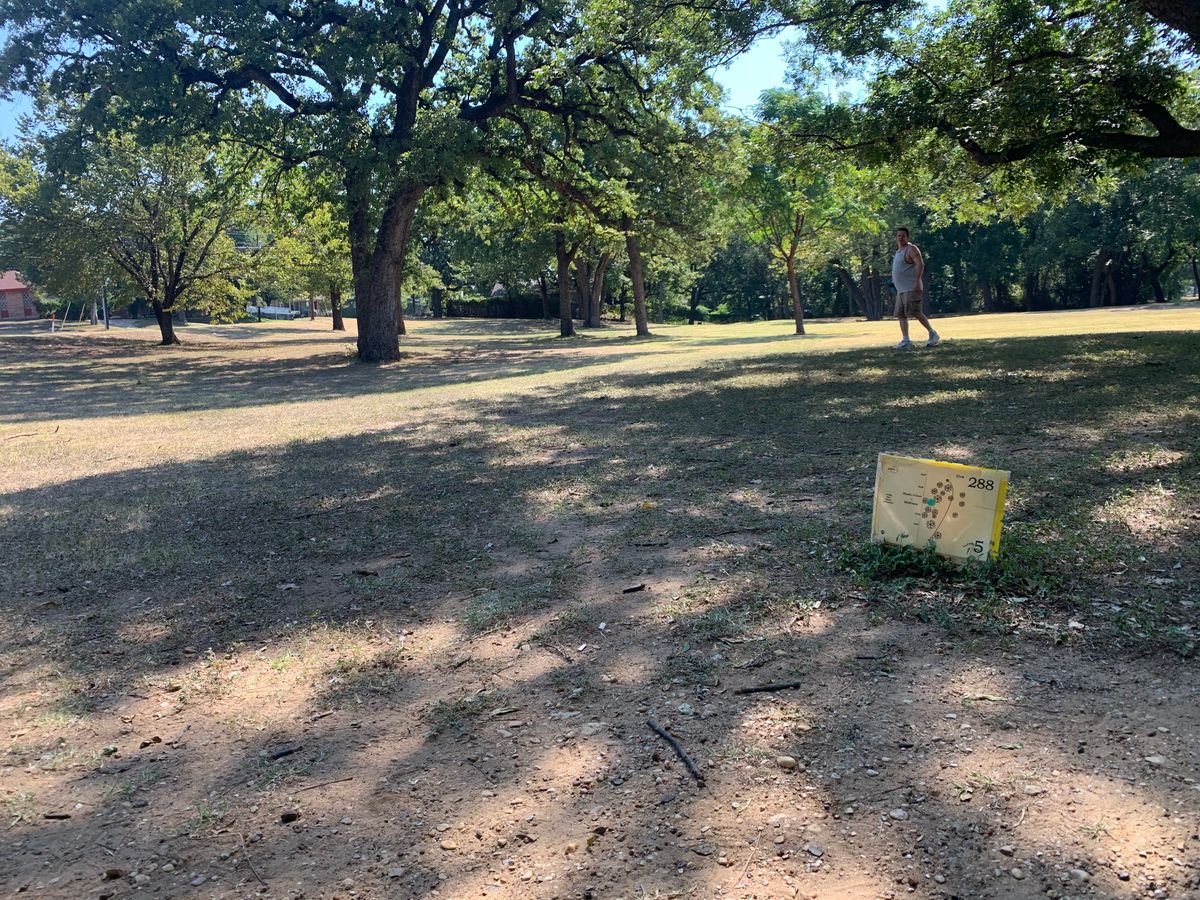 Hole 5. Signage on the ground to the right of the tee pad.