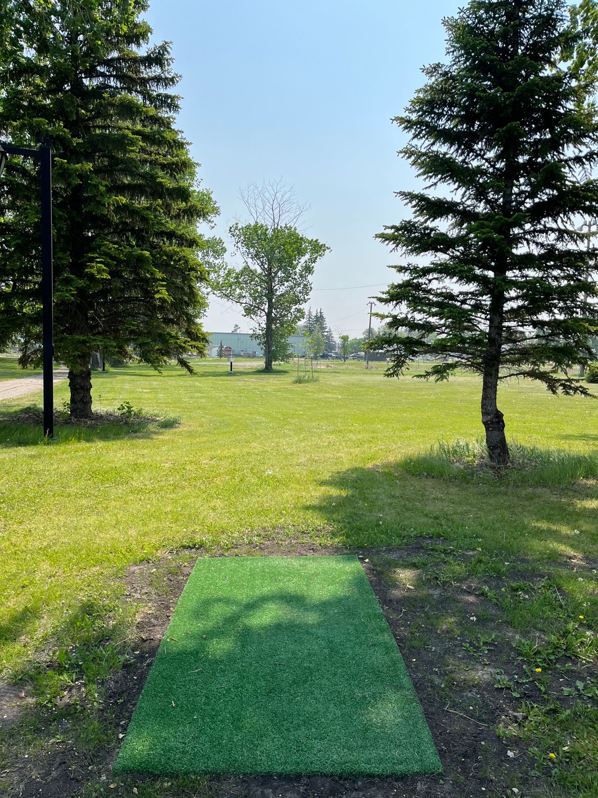 Hole 3 red/white tee