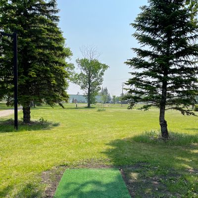Hole 3 red/white tee