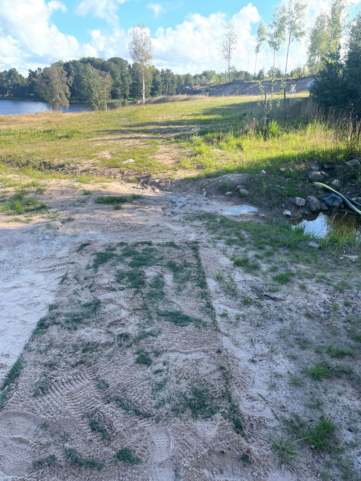 Hål 6. Korg står snett till höger