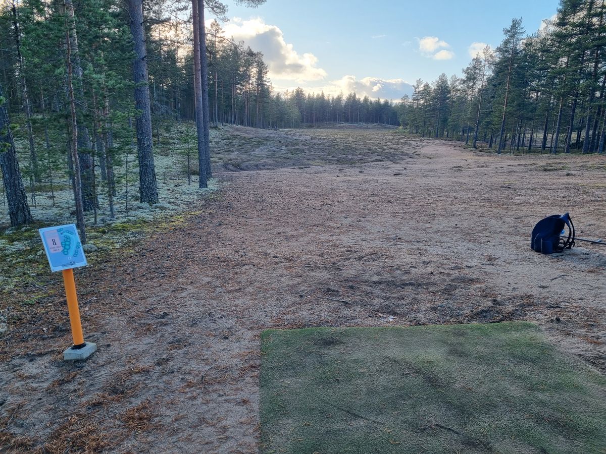 Väylä 8, noin 130-140 metriä suoraan aukealla ja sieltä kapea tunneli vasemmalle kohti koria