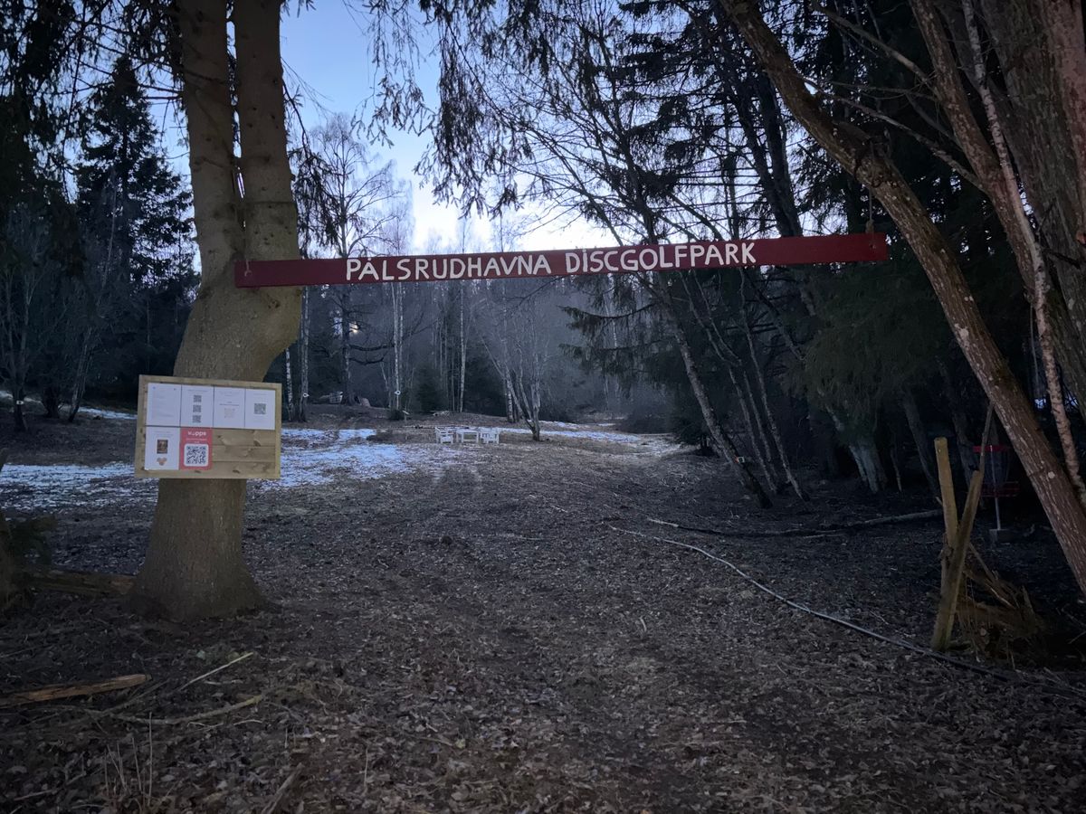 Inngang til parken, med infotavle