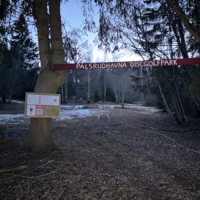 Inngang til parken, med infotavle