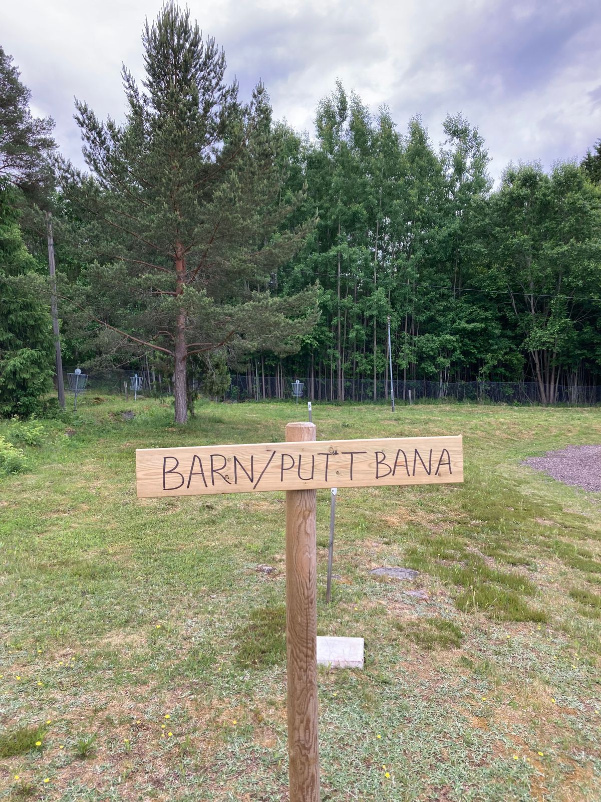 Barn/puttbanan med de nio gamla korgarna. Längder på upp till 15m.