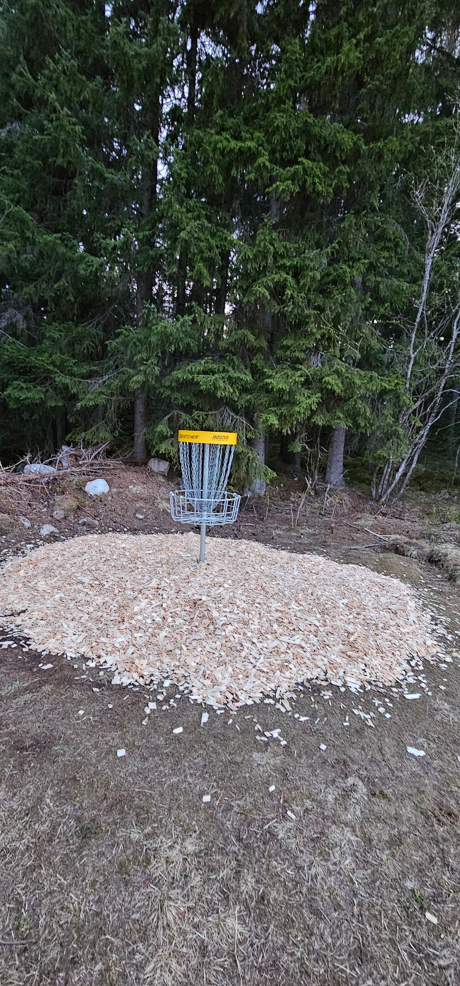 Vi har dandert med kutterflis rundt om på banen