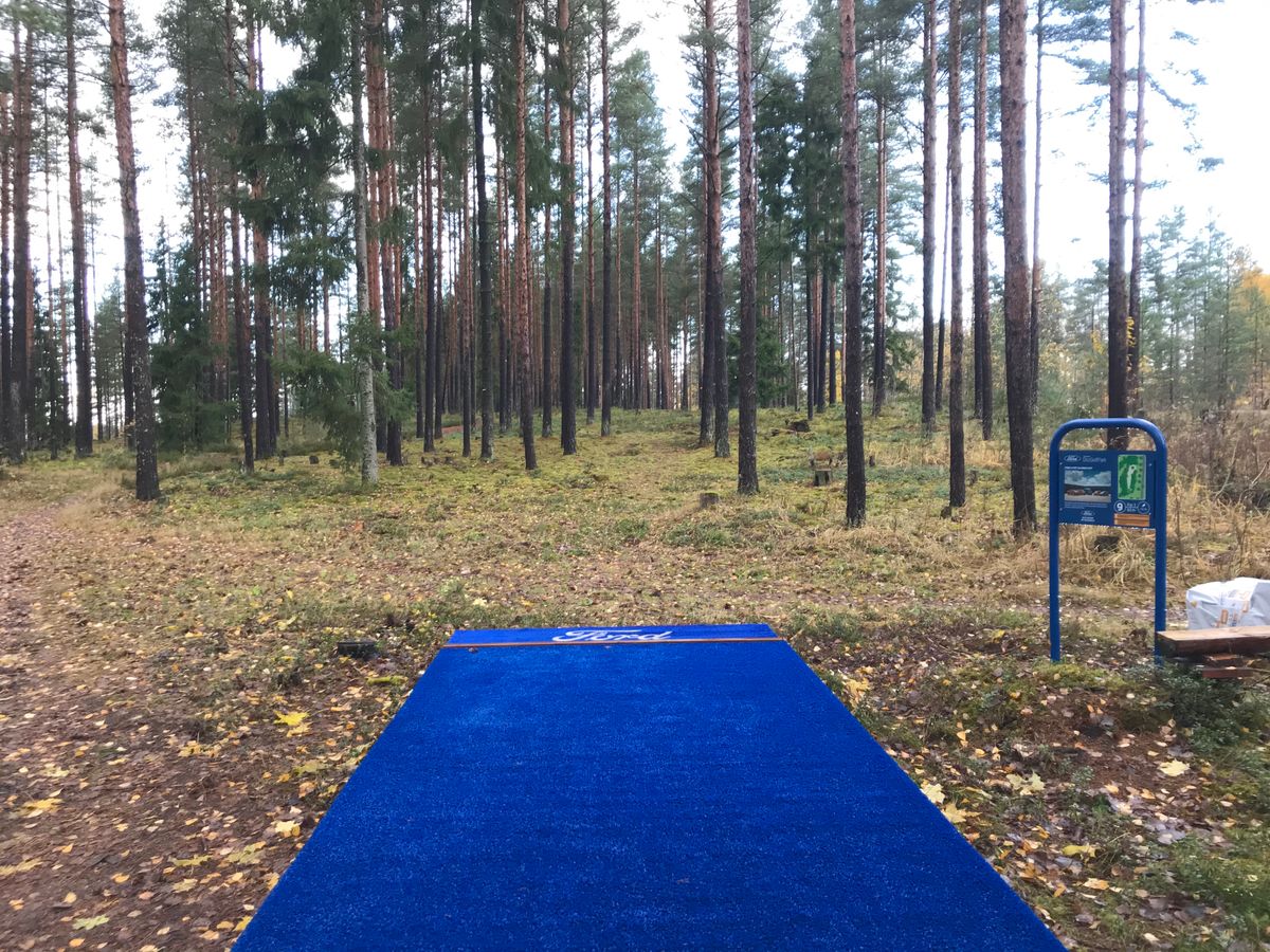 9-väylä: 63m, Par3 (Suora/lievästi oikealle kaartuva väylä pieneen ylämäkeen)