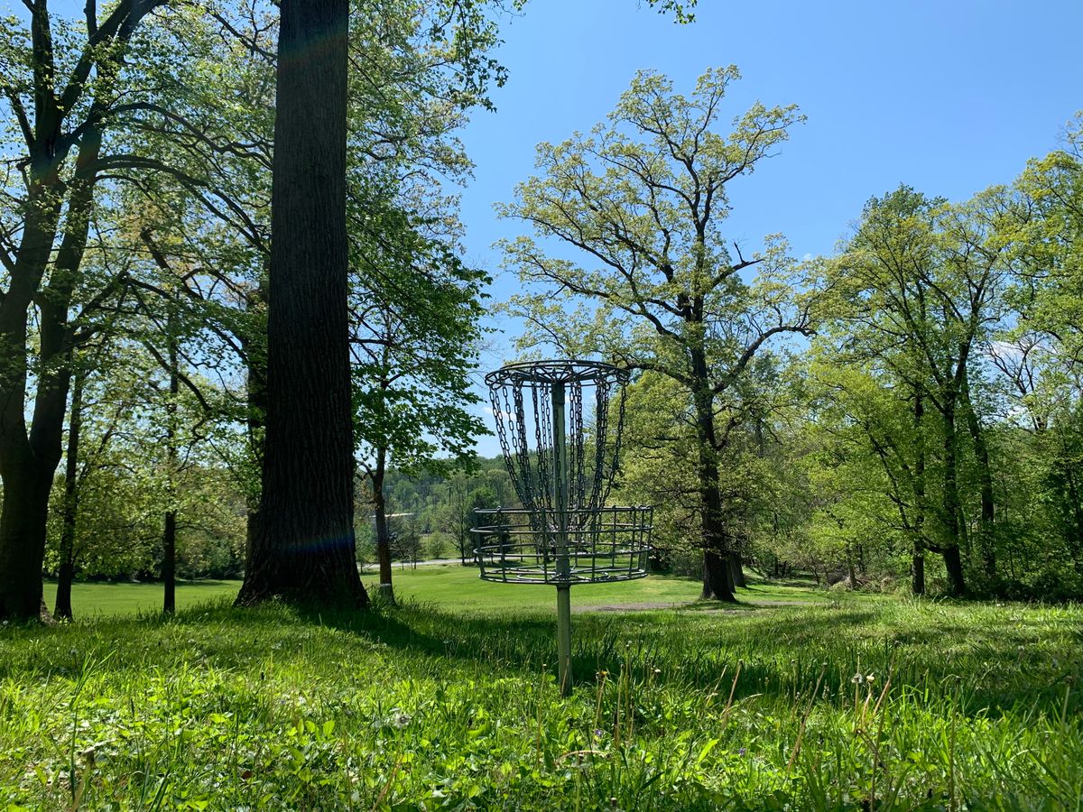 Hole 1 basket. Hole 2 tee is to the left of basket by around 30 feet or so.