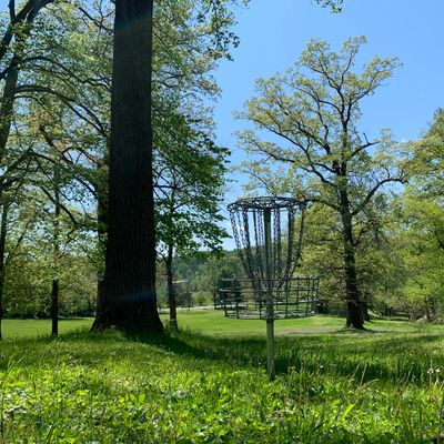 Hole 1 basket. Hole 2 tee is to the left of basket by around 30 feet or so.
