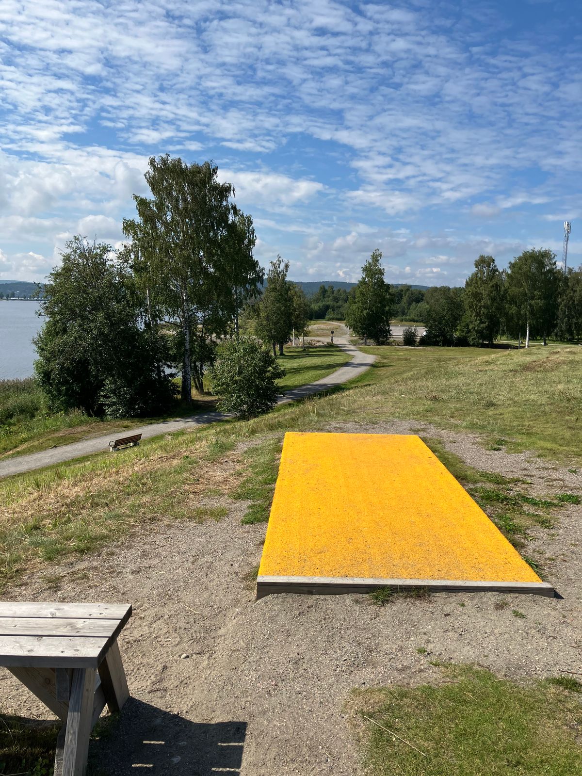 Hål 8, Gul Tee