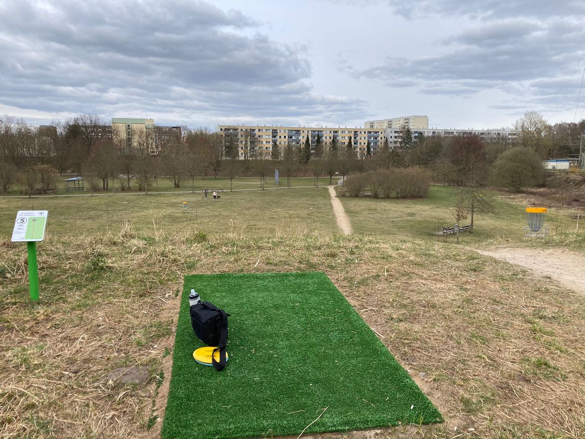 View from hole 4. Downhill throw. Right is the basked from hole 3 in the picture.