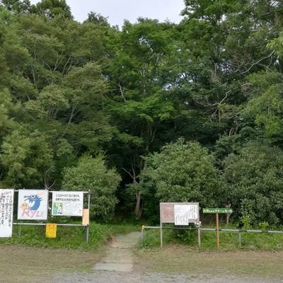 Entrance. It's located next to the soccer field. You can use the toilets on the soccer field. Free parking at the front of the course.