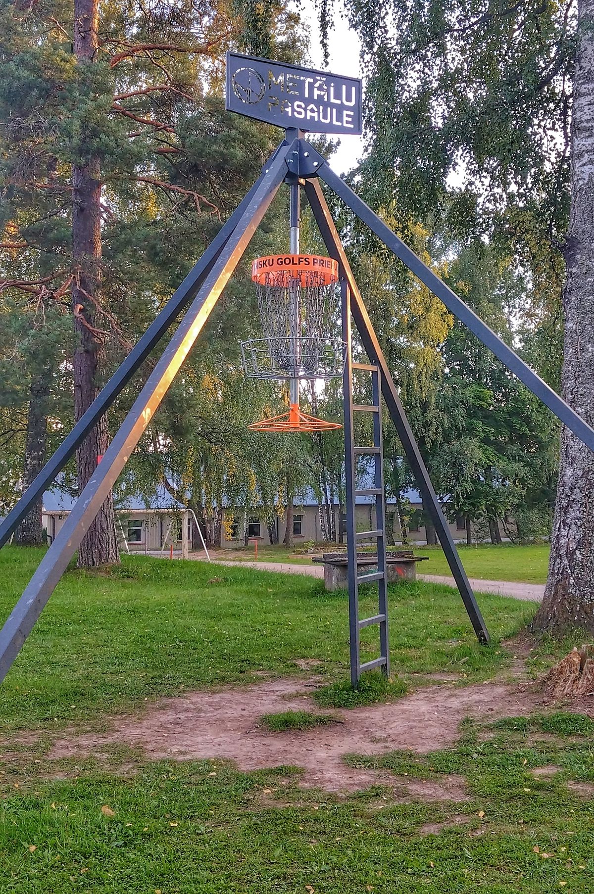 Daudzus biedējošais gaisā paceltais grozs "Mežonis". Paldies "Metālu Pasaule" par izdomu un praktiskām rokām.