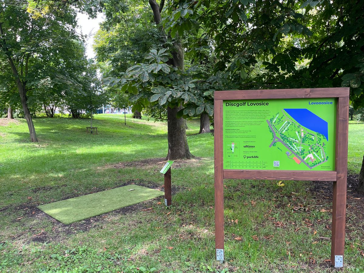 infoboard and first hole teepad