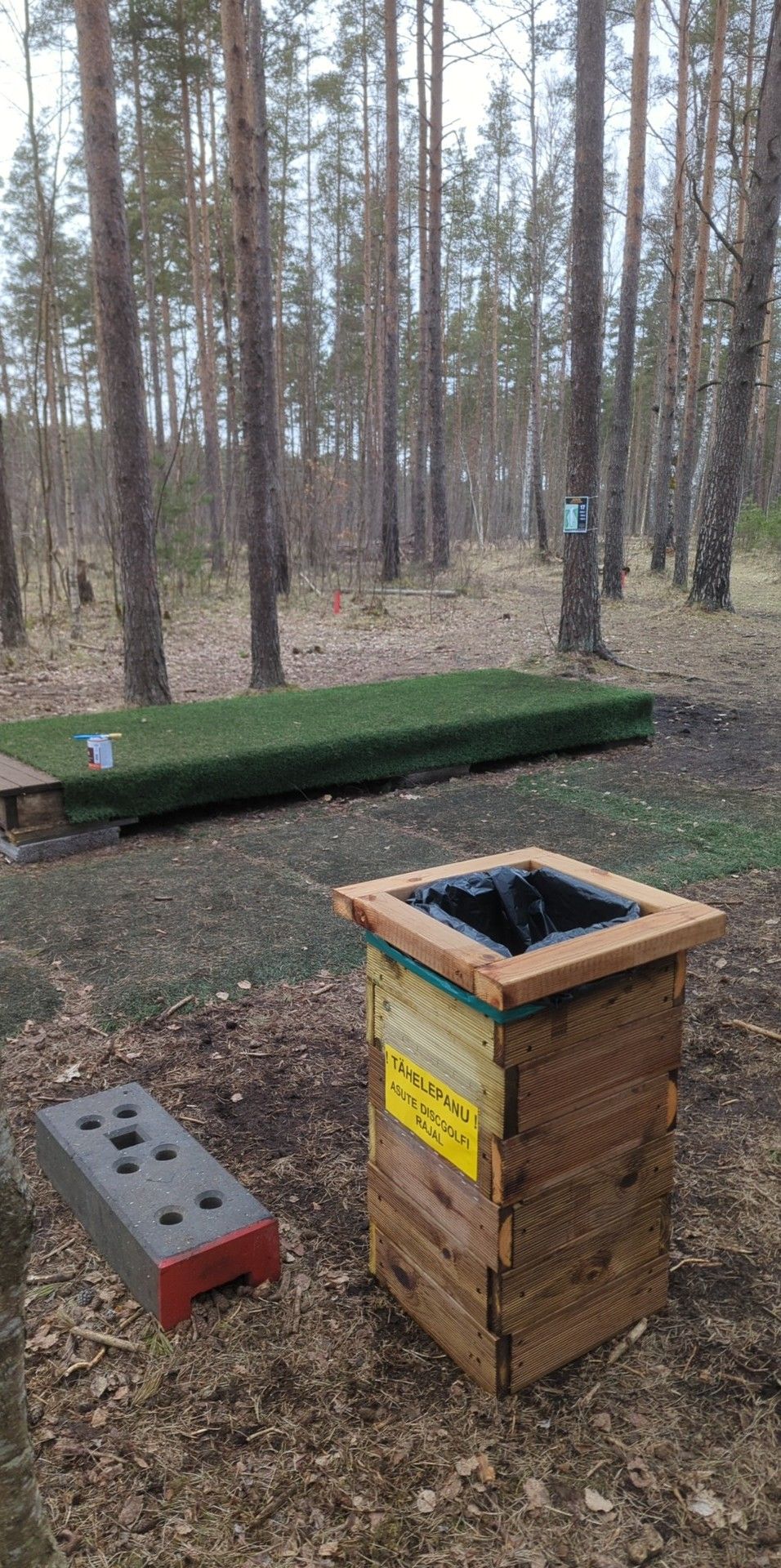 Plenty of trash bins. Around 8-9 in total!