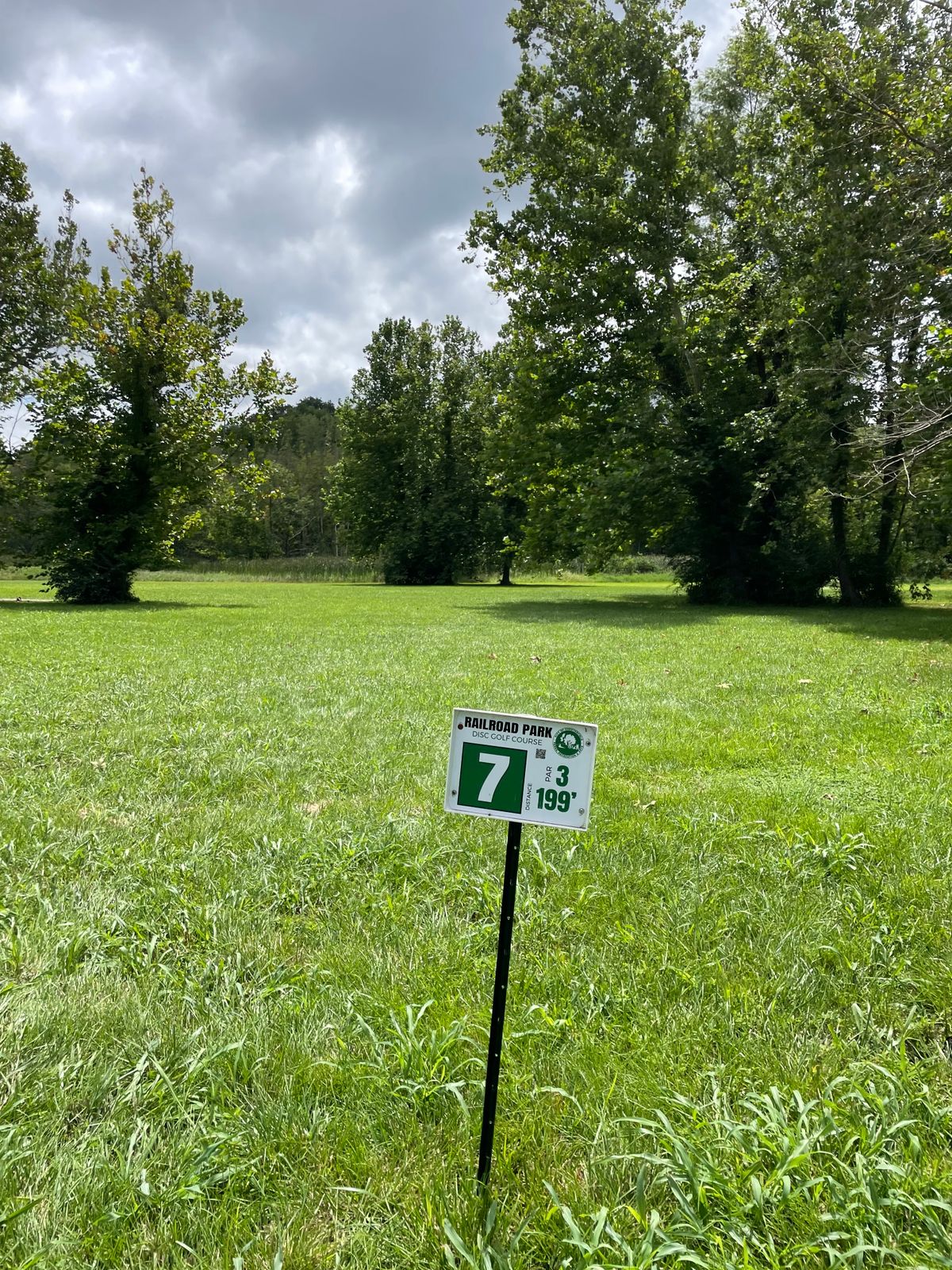 Signage doesn’t show where the basket is, and doesn’t have any hooks for your bags.