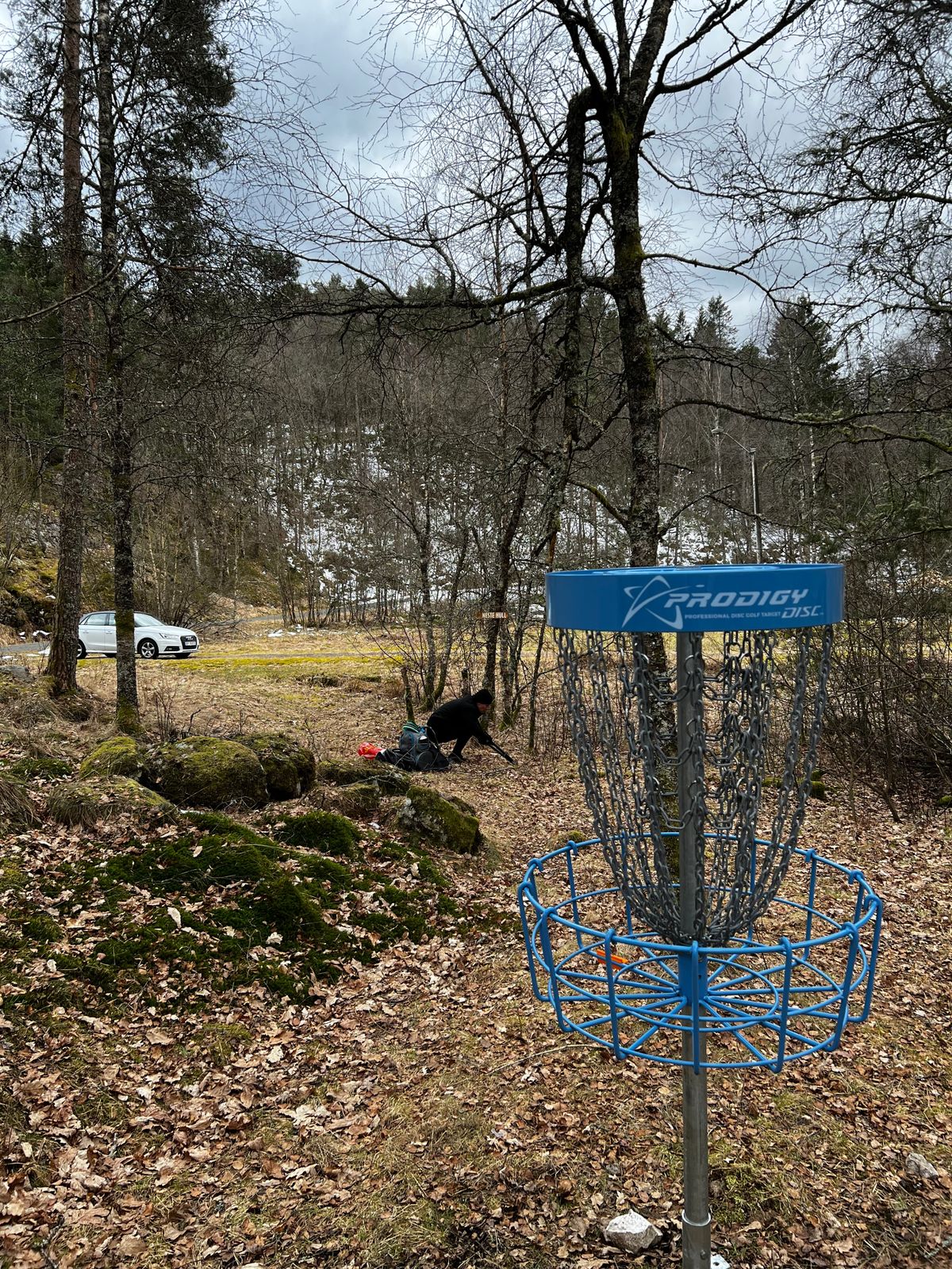 Kurv til hull 1. i bakgrunnen ser du skilt til neste utkast