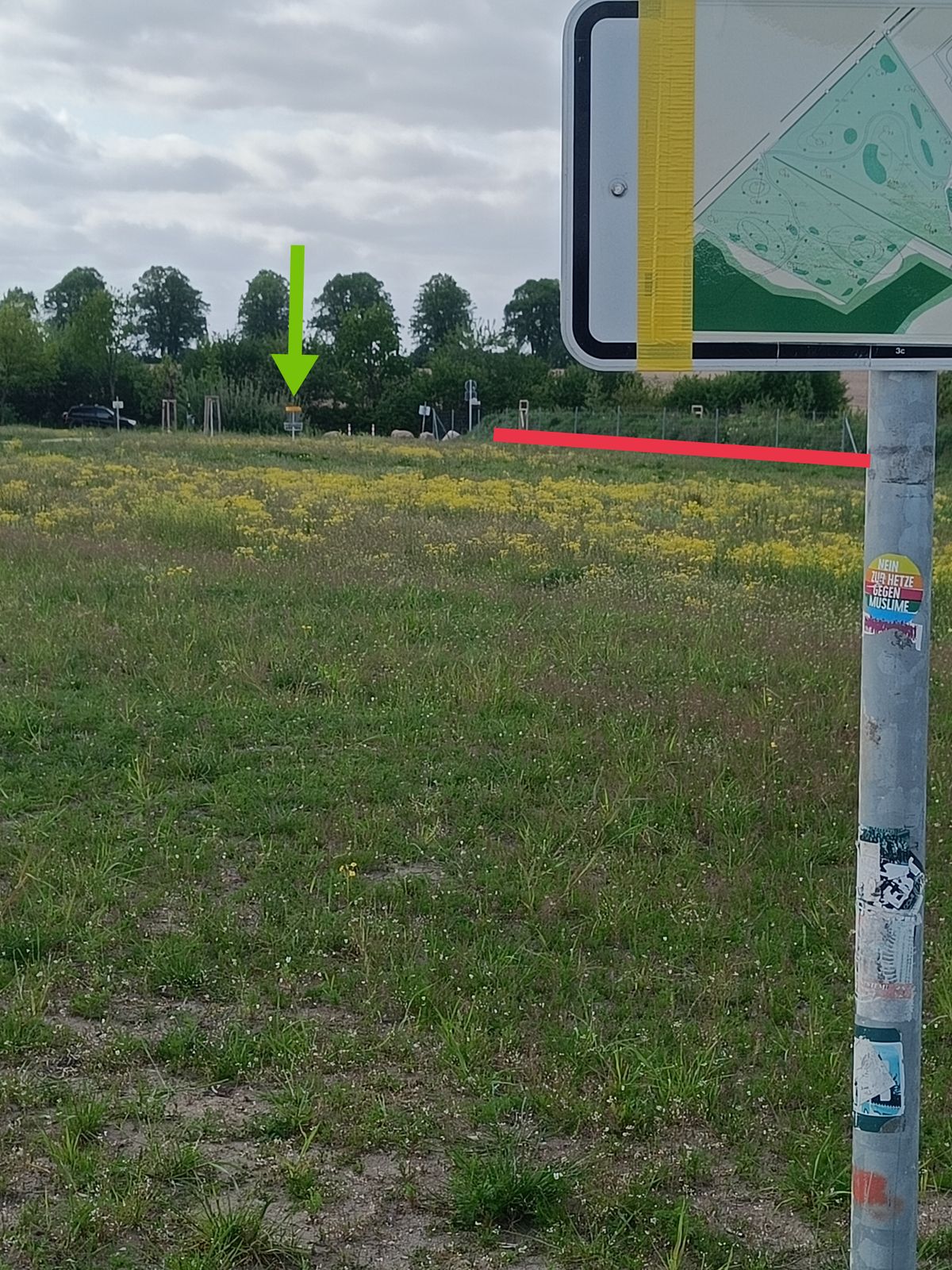 Bahn 9
Hinter dem Zaun rechts ist OB
